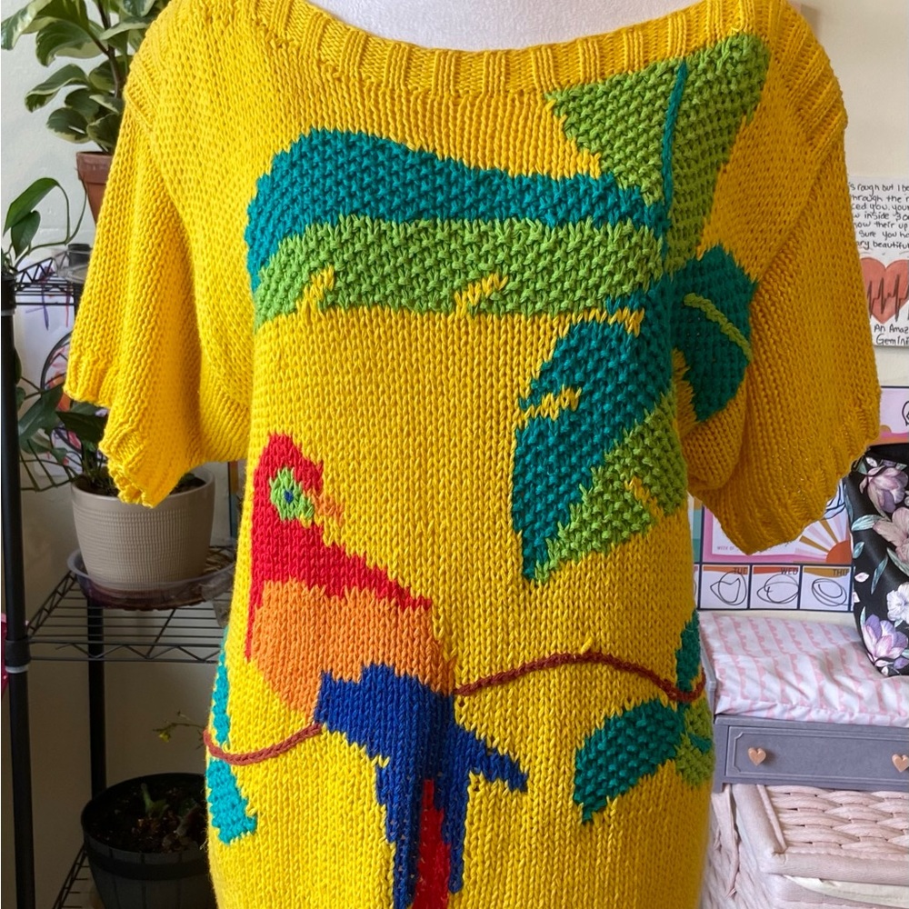 Vintage Jack Winter Petites Womens Pullover Sweater M Yellow Tropical Parrot